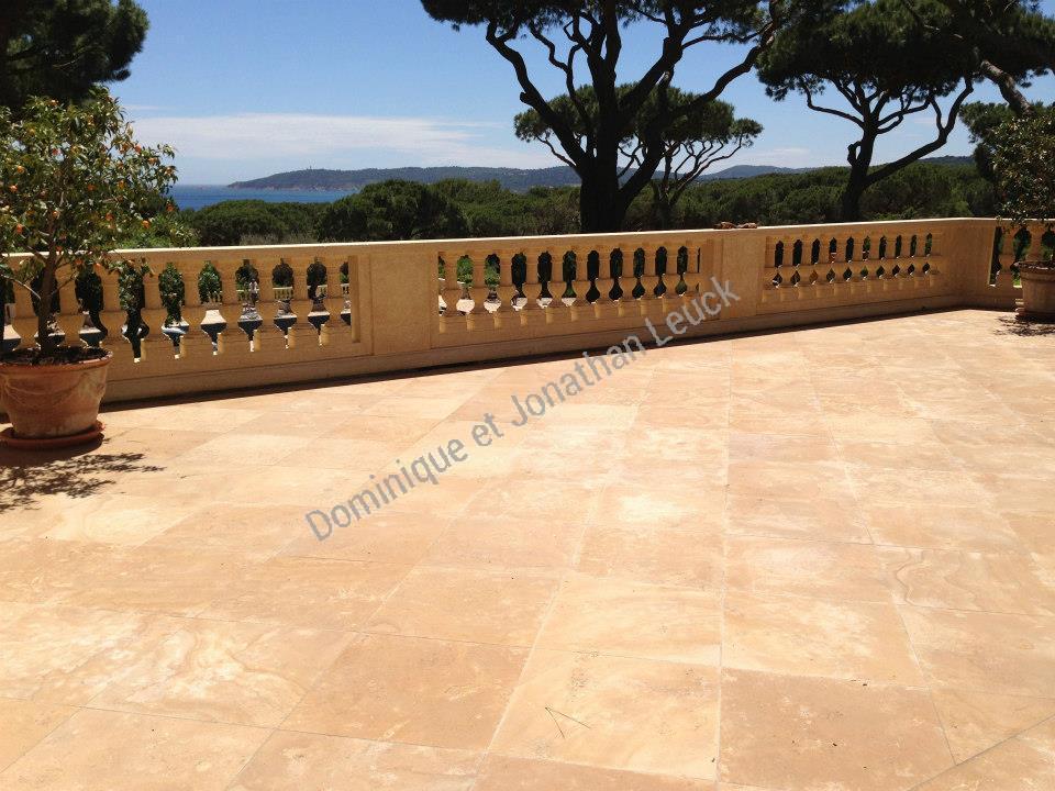 Balustrades en pierre de Castillon du Gard et les sols en pierre de Val de Nod (Bourgogne), situé à Saint Tropez situé sur la Côte d'Azur proche de Cannes et d'Antibes 