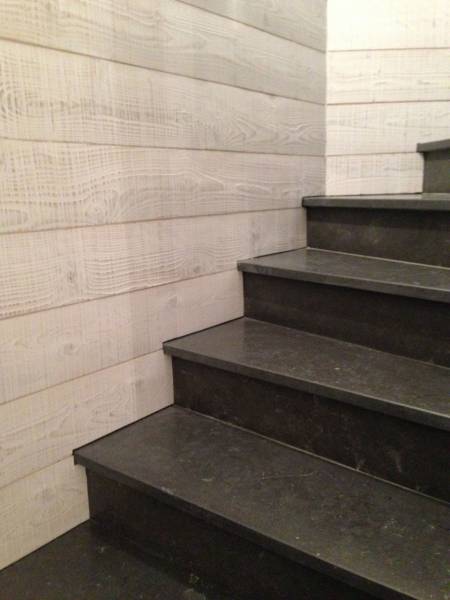 Escalier en pierre dure type Grey Storm