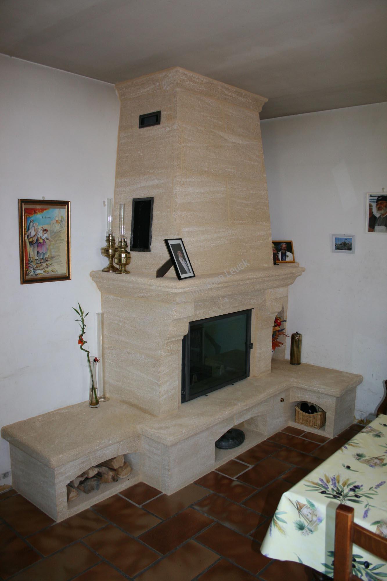 Cheminée et hotte en pierre du Gard avec un foyer fermé Fonte Flamme