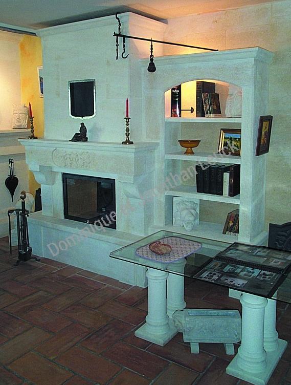 Cheminée, hotte et aménagement en pierre de Beaulieu avec foyer TOTEM