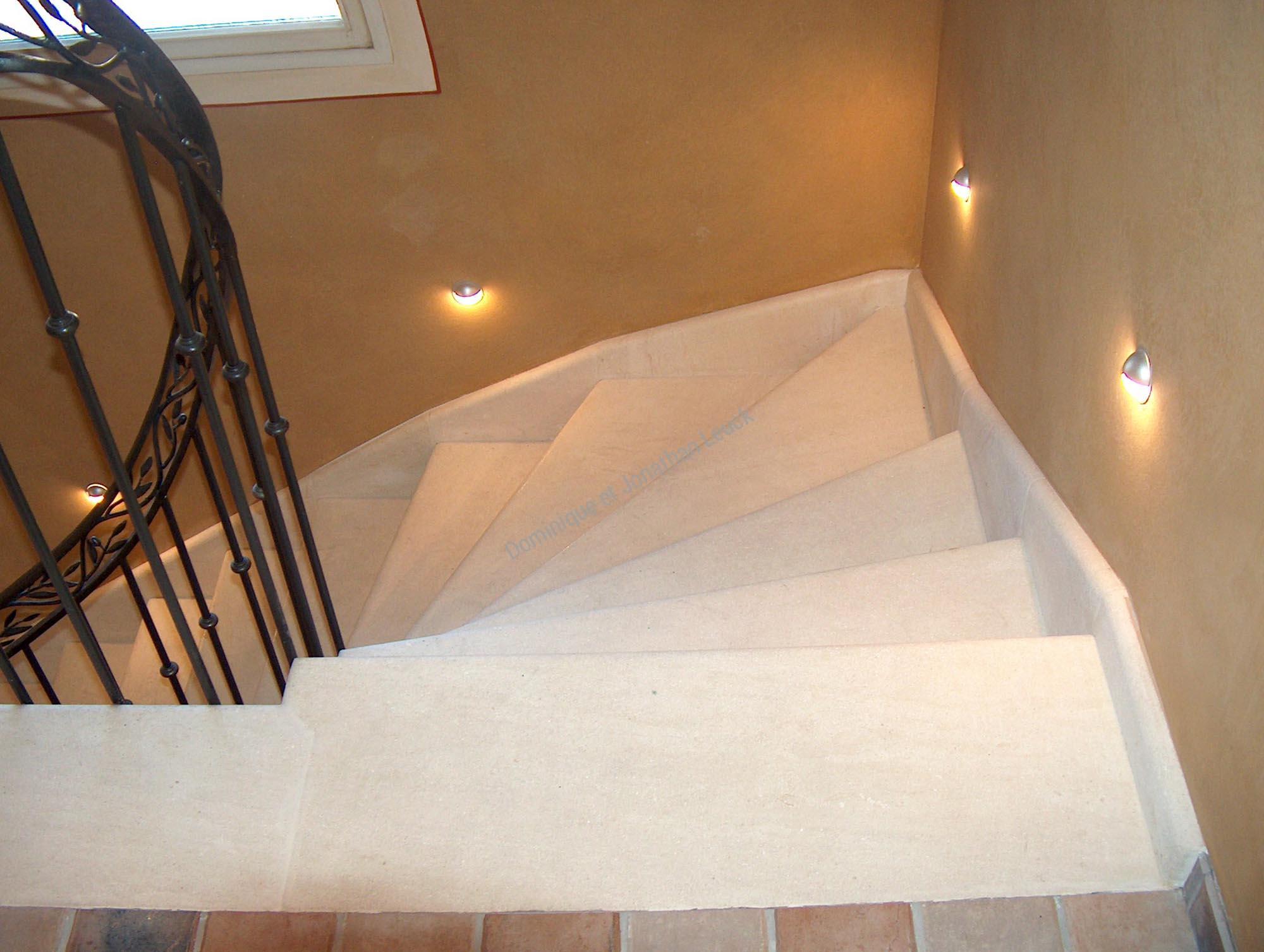 Escalier en placage réalisé en pierre d'Estaillades