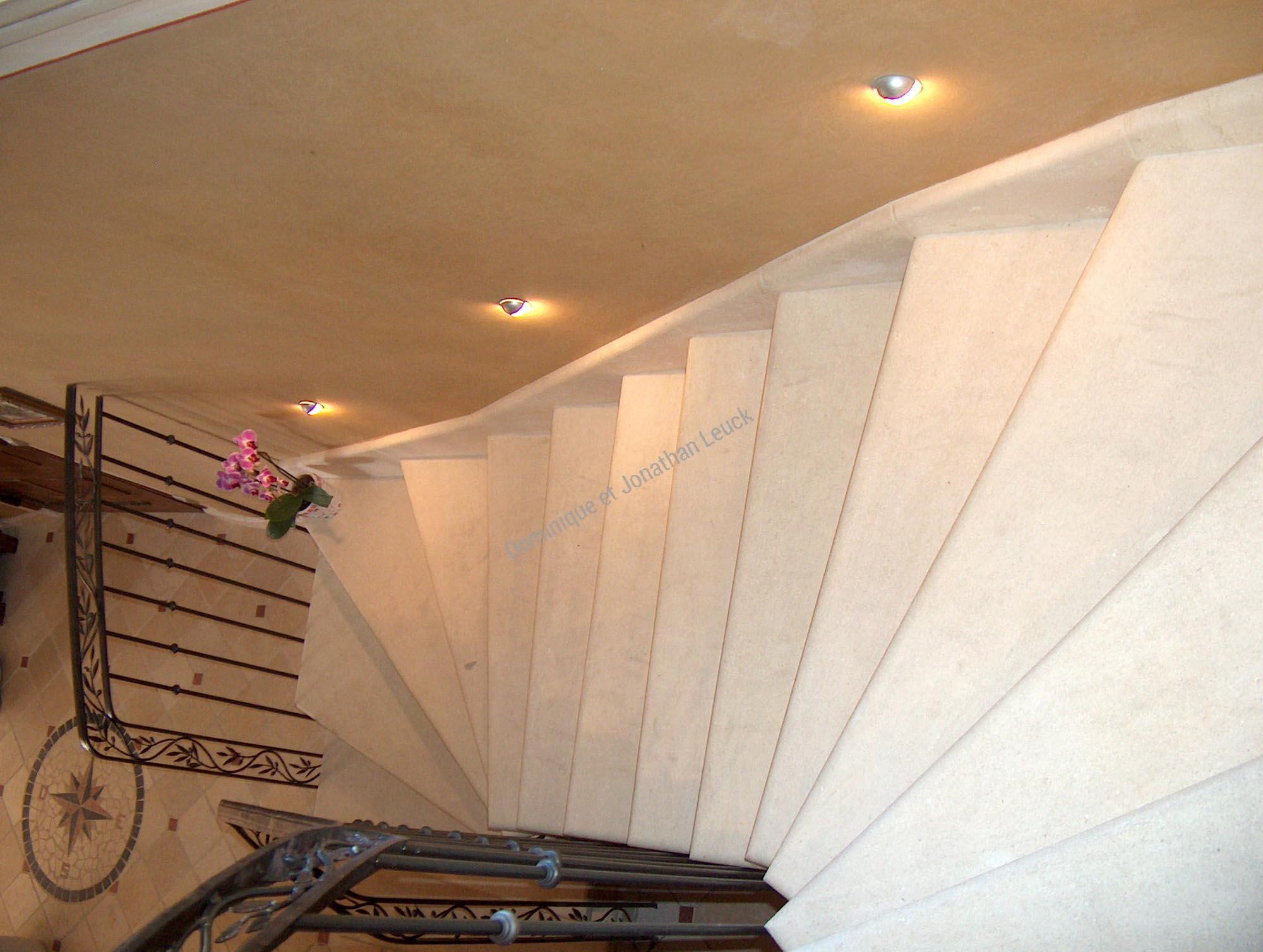 Escalier en placage réalisé en pierre d'Estaillades