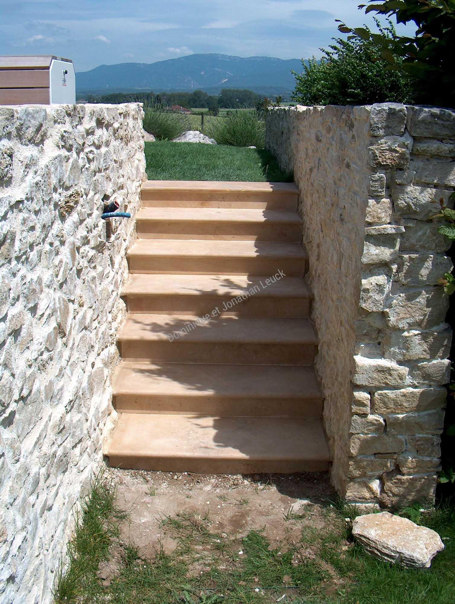 Escalier extérieur en pierre de Bourgogne