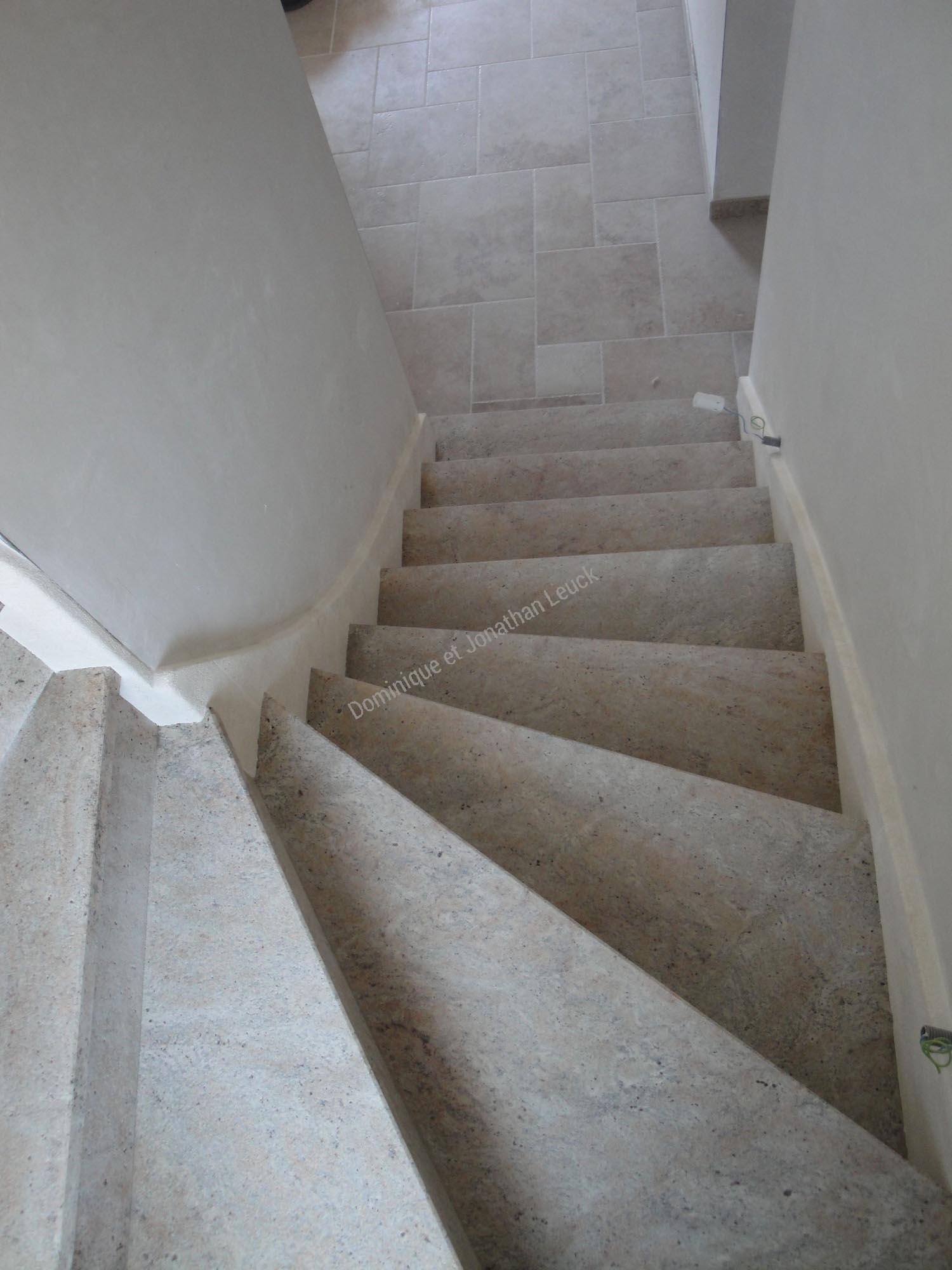 Escalier en placage réalisé en granit