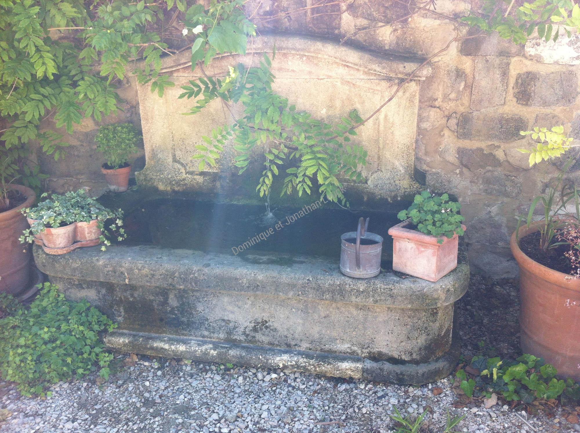 Fontaine De Brignac en pierre de Fontvieille