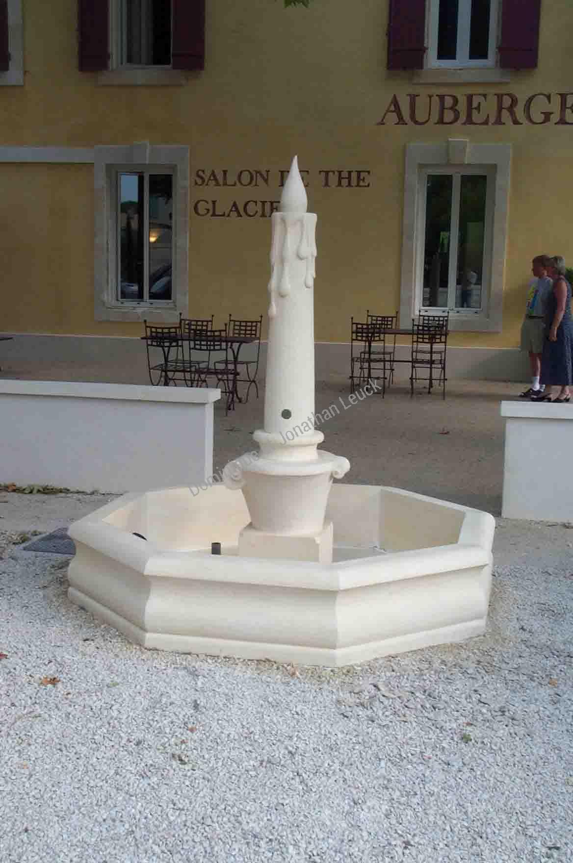 Fontaine au cierge en pierre d'Estaillades