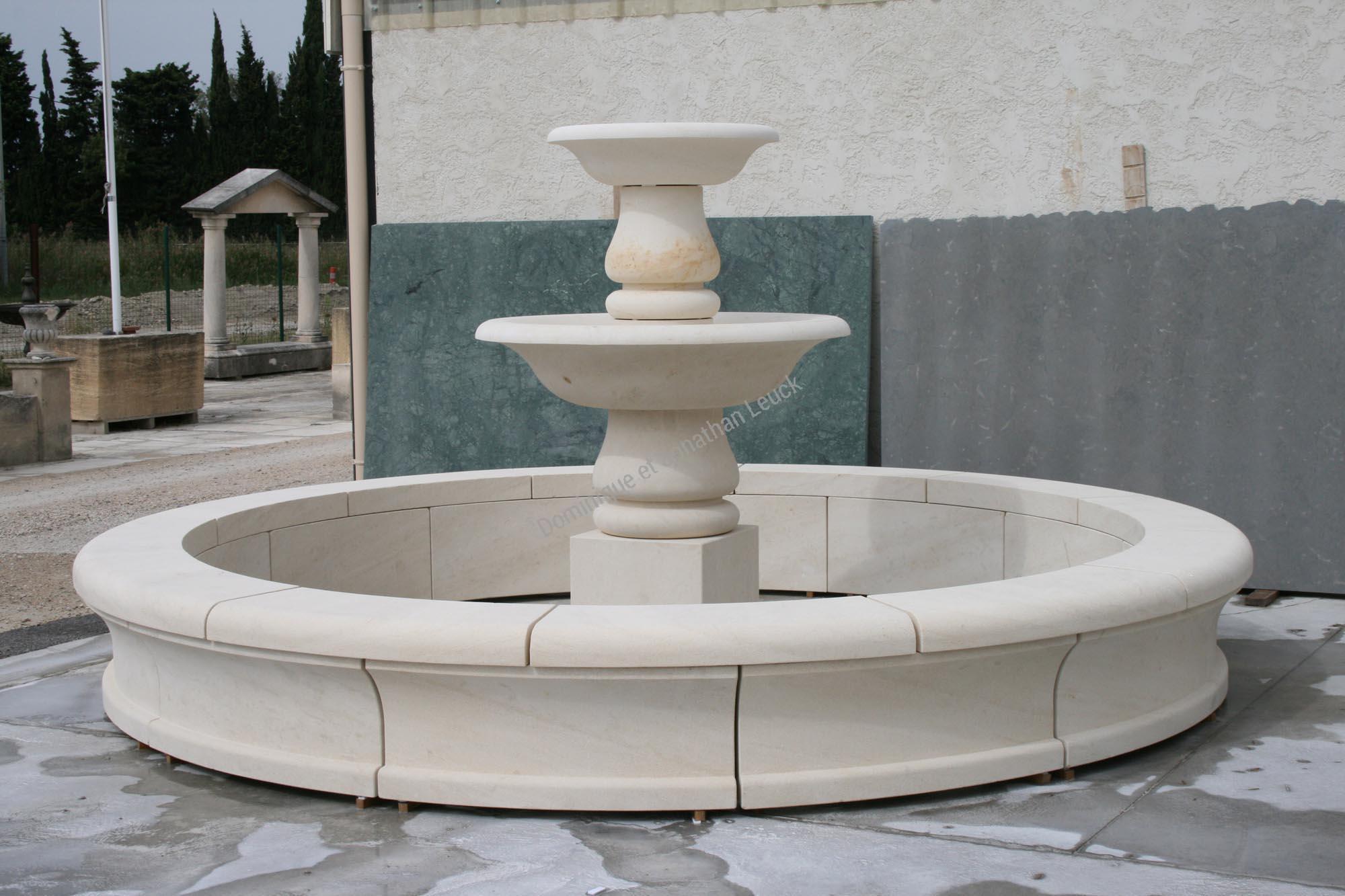 Fontaine circulaire Marignane en pierre d'Estaillades