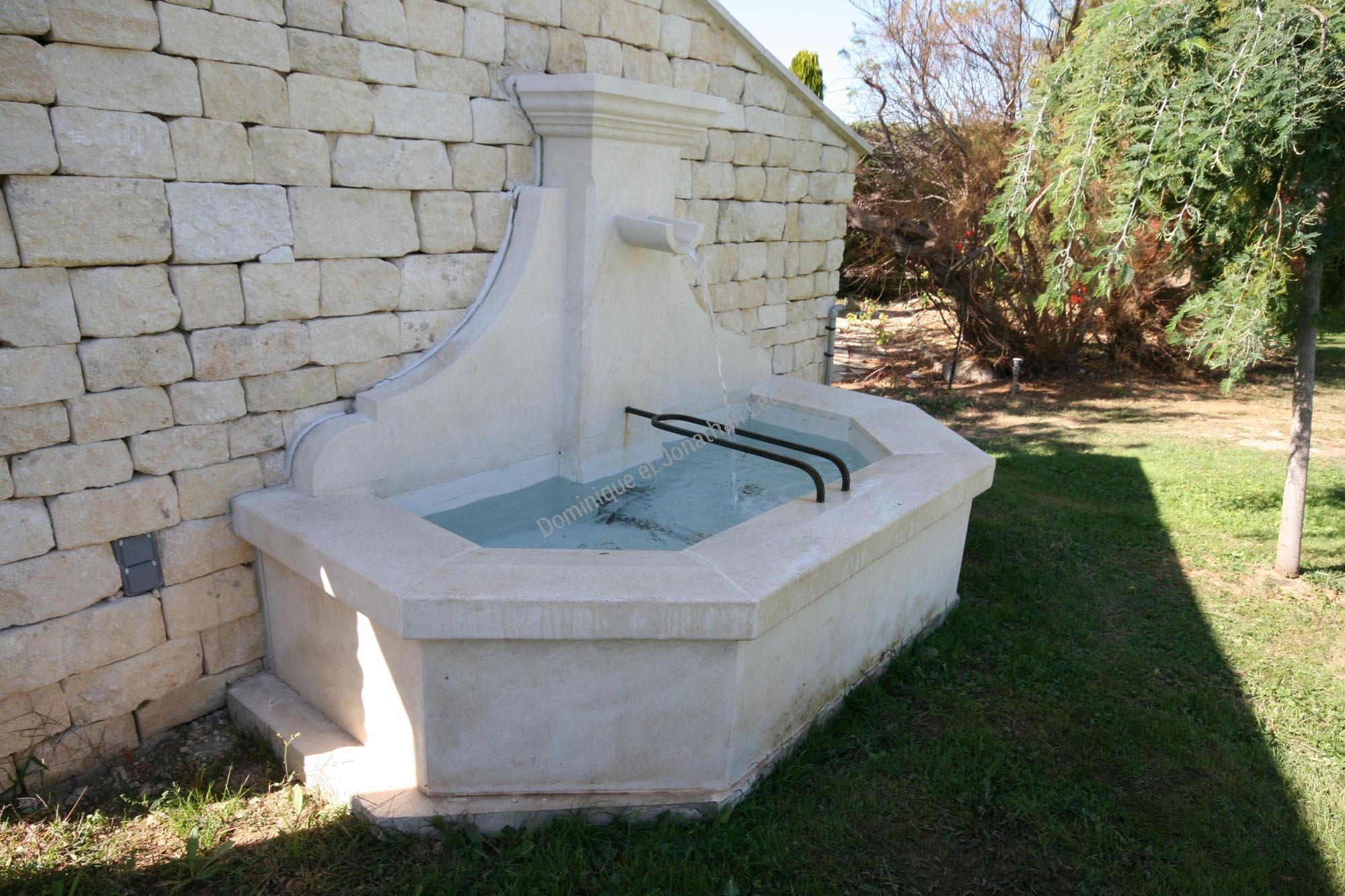 Fontaine en pierre d'Estaillades