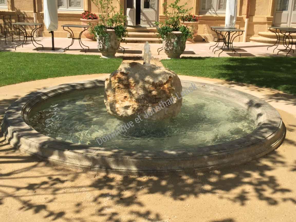 Fontaine circulaire sur-mesure en pierre d'Estaillades à Aix en Provence