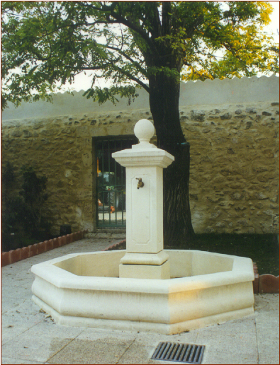 Fontaine de village en pierre d'Estaillades