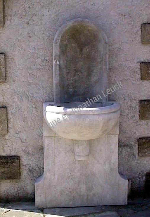 Fontaine adossée en pierre d'Estaillades
