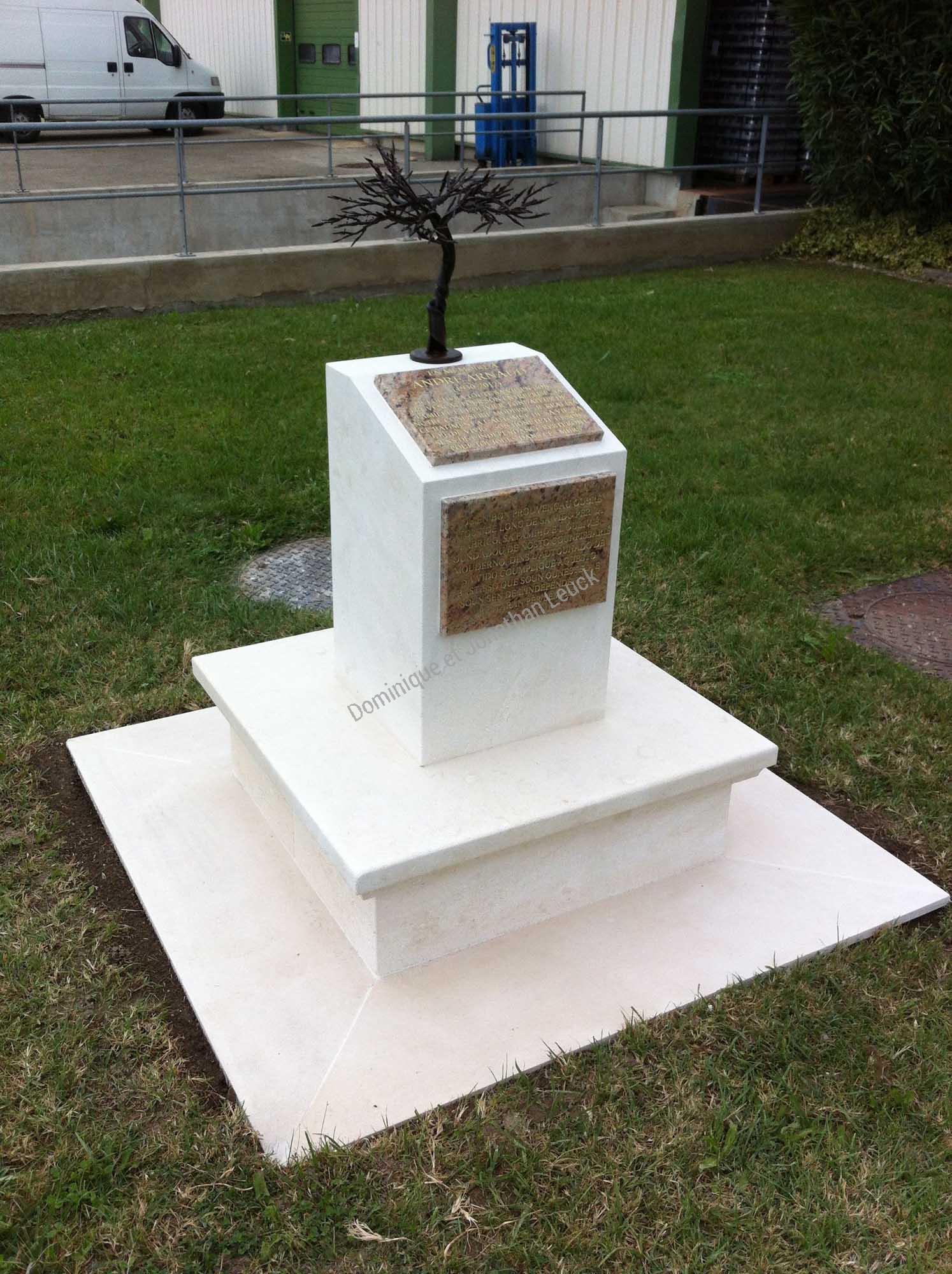 Mémorial en pierre d'Estaillades