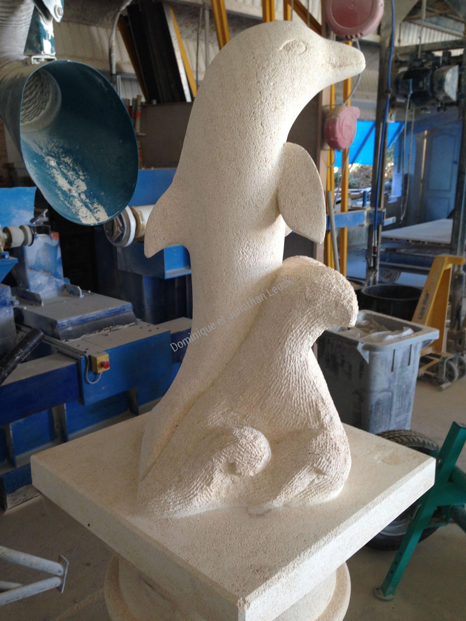 Sculpture d'un dauphin en pierre blanche d'Estaillades