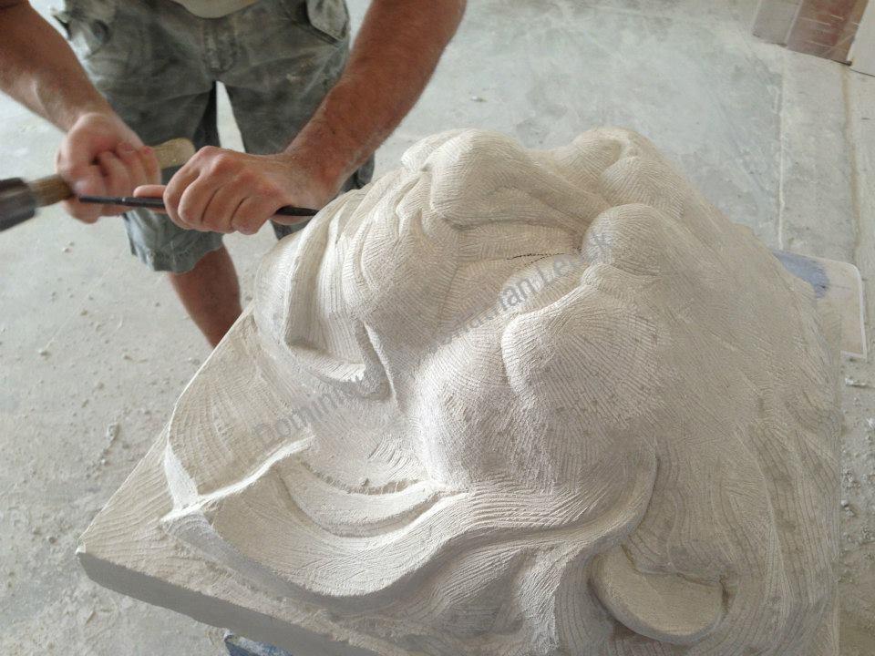 Ebauche d'une tête de Lion en pierre de Richemont Bleu (Charente Maritime), taillé dans nos ateliers sur Tarascon à proximité d'Aix en Provence