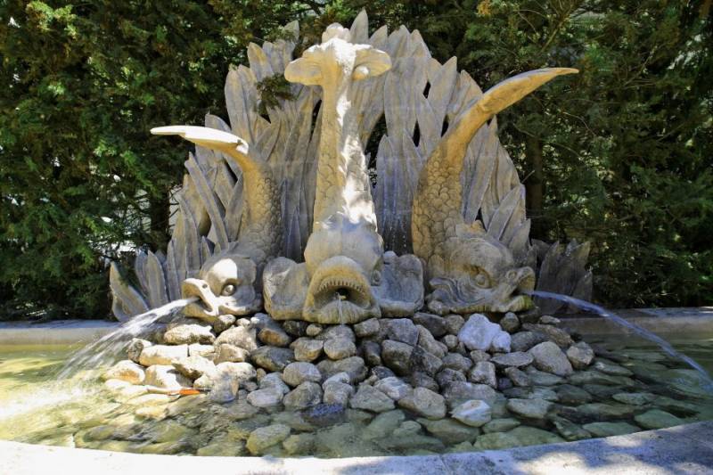 Fontaine aux Tritons sur-mesure en pierre d'Estaillades à Aix en Provence