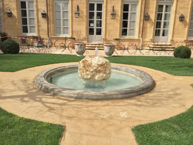 Fontaine circulaire sur-mesure en pierre d'Estaillades à Aix en Provence