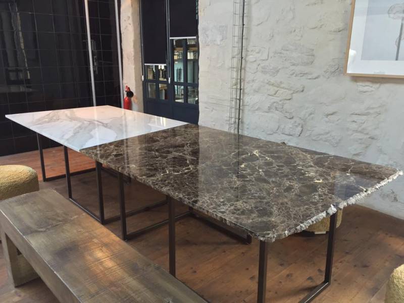 Table avec coupe biaise en marbre