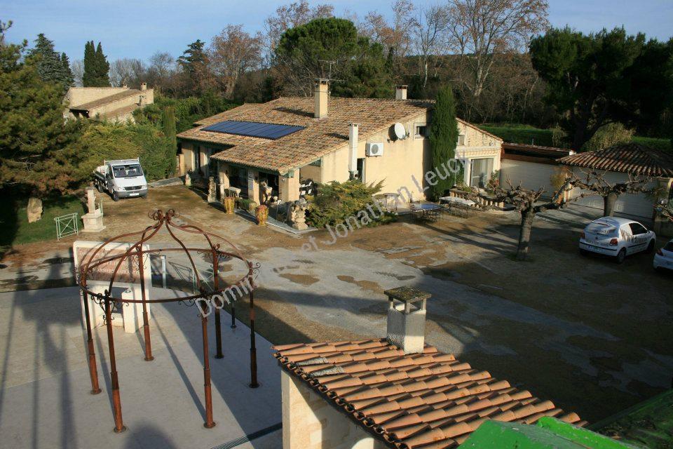 Show-Room et Parking privatif pour notre clientèle, situé au pied des Alpilles, tout proche de Saint Remy de Provence