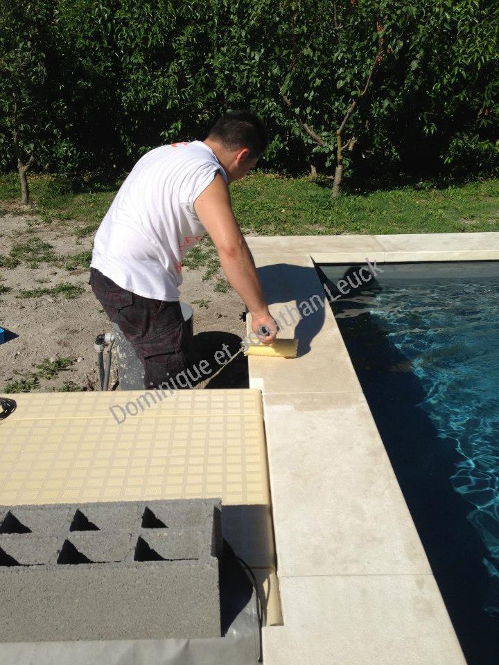 Traitement de margelle de piscine avec notre résine micro poreuse de traitement spécialement conçu pour nos pierres calcaire, chantier situé à Mollègues à proximité de Noves et d'Avignon 