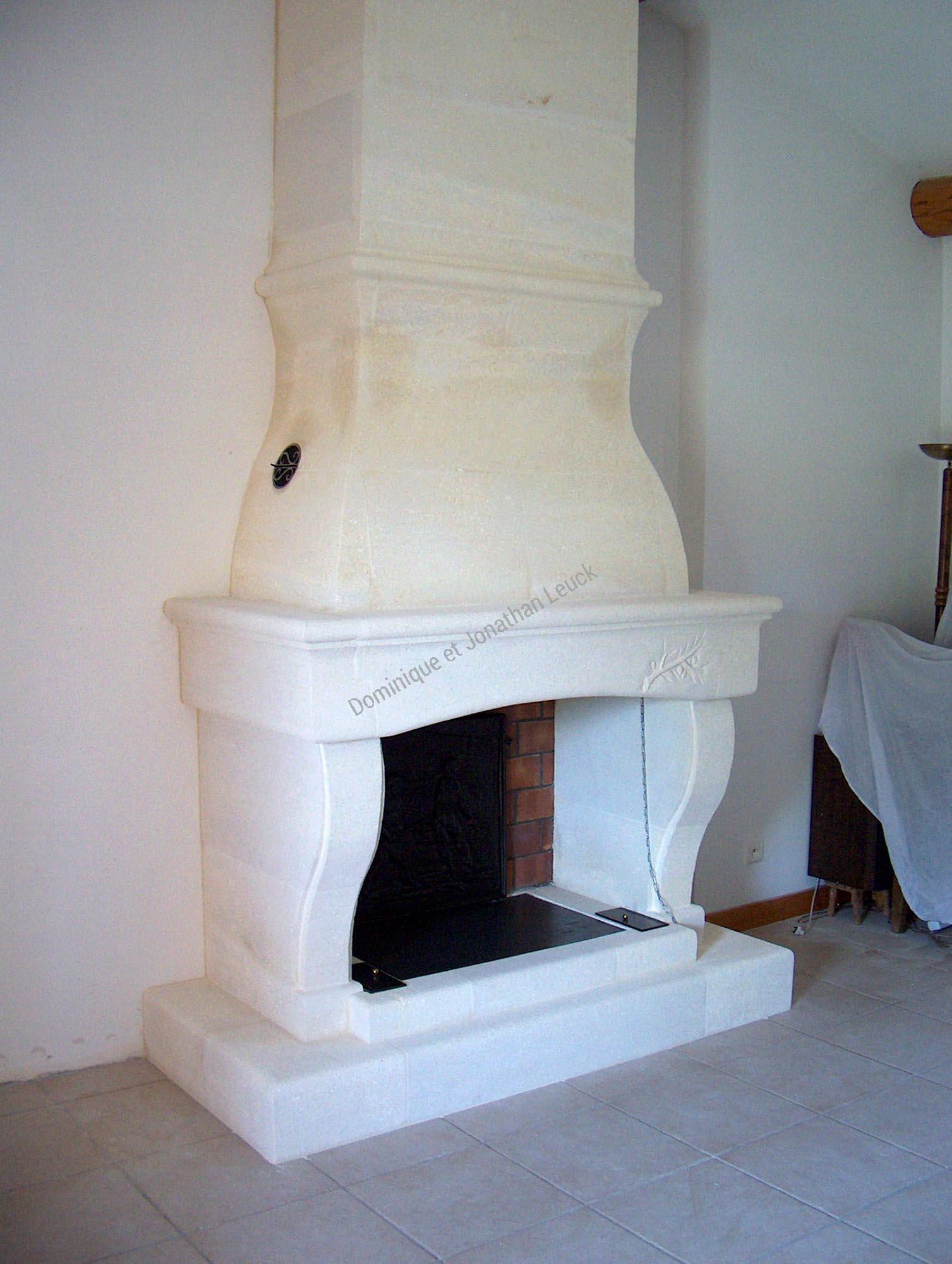 cheminée avec hotte en massif galbée en pierre d'Estaillades