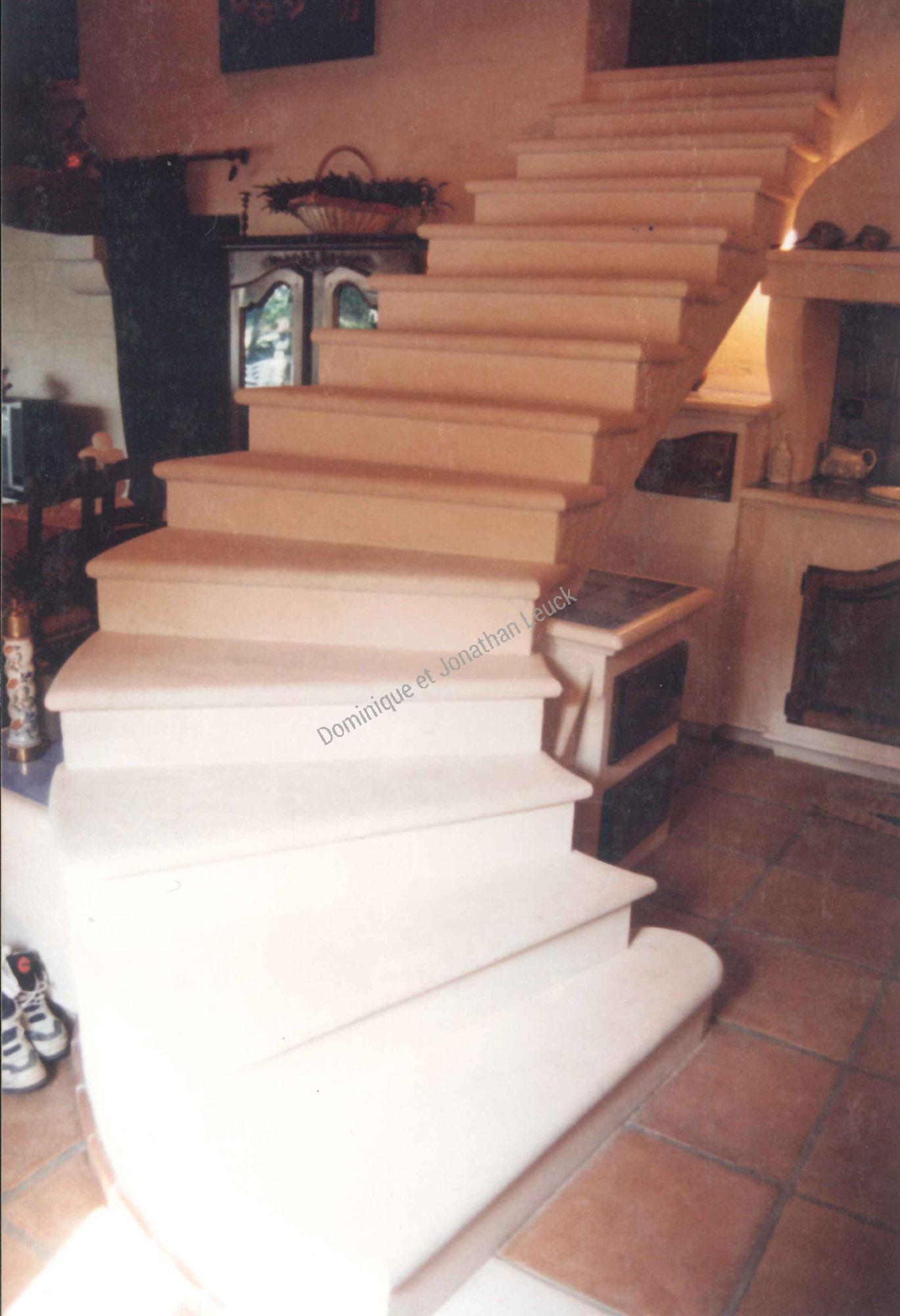 Escalier en placage en pierre d'Estaillades