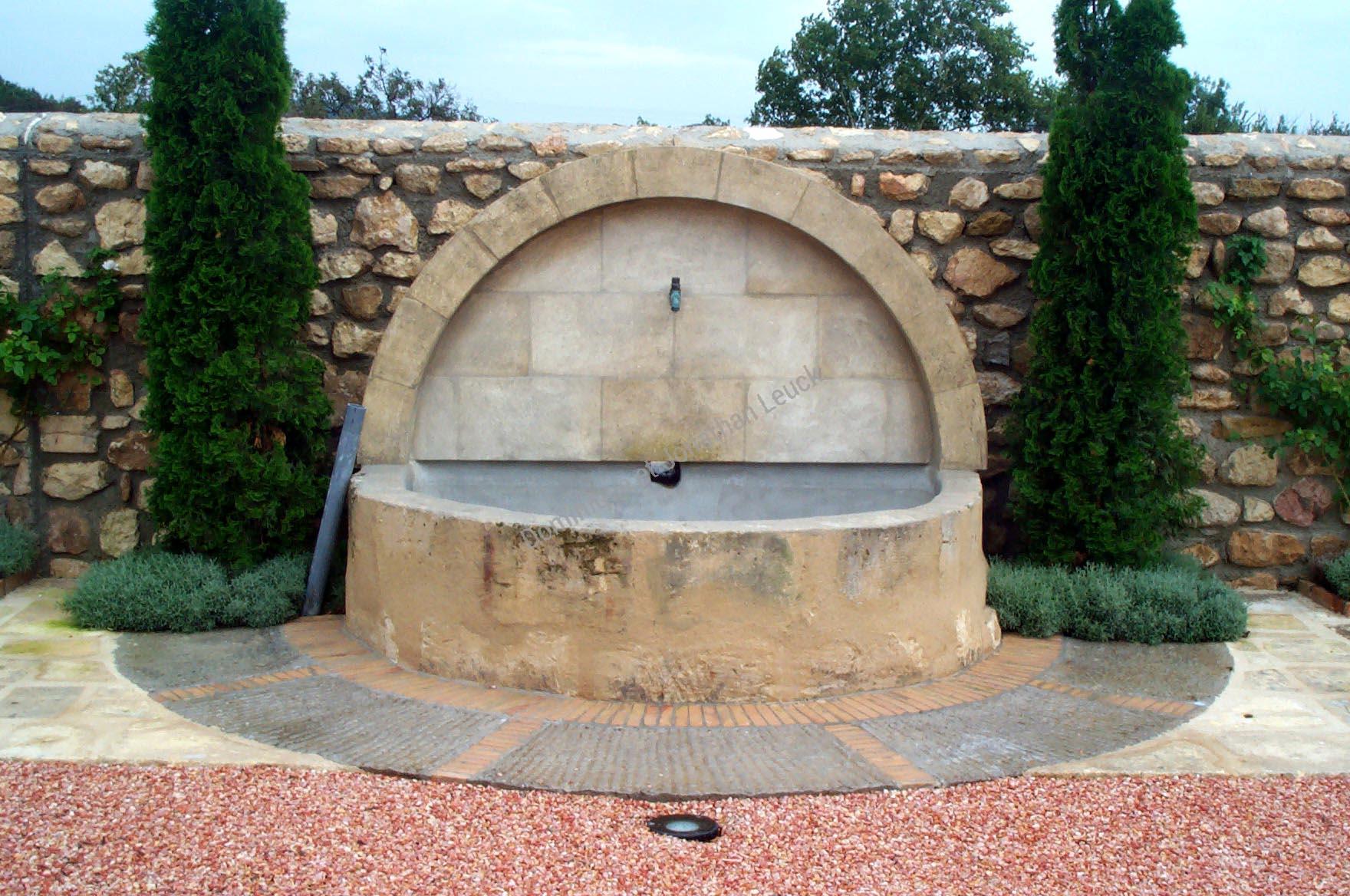 Fontaine murale en pierre de Fontvieille
