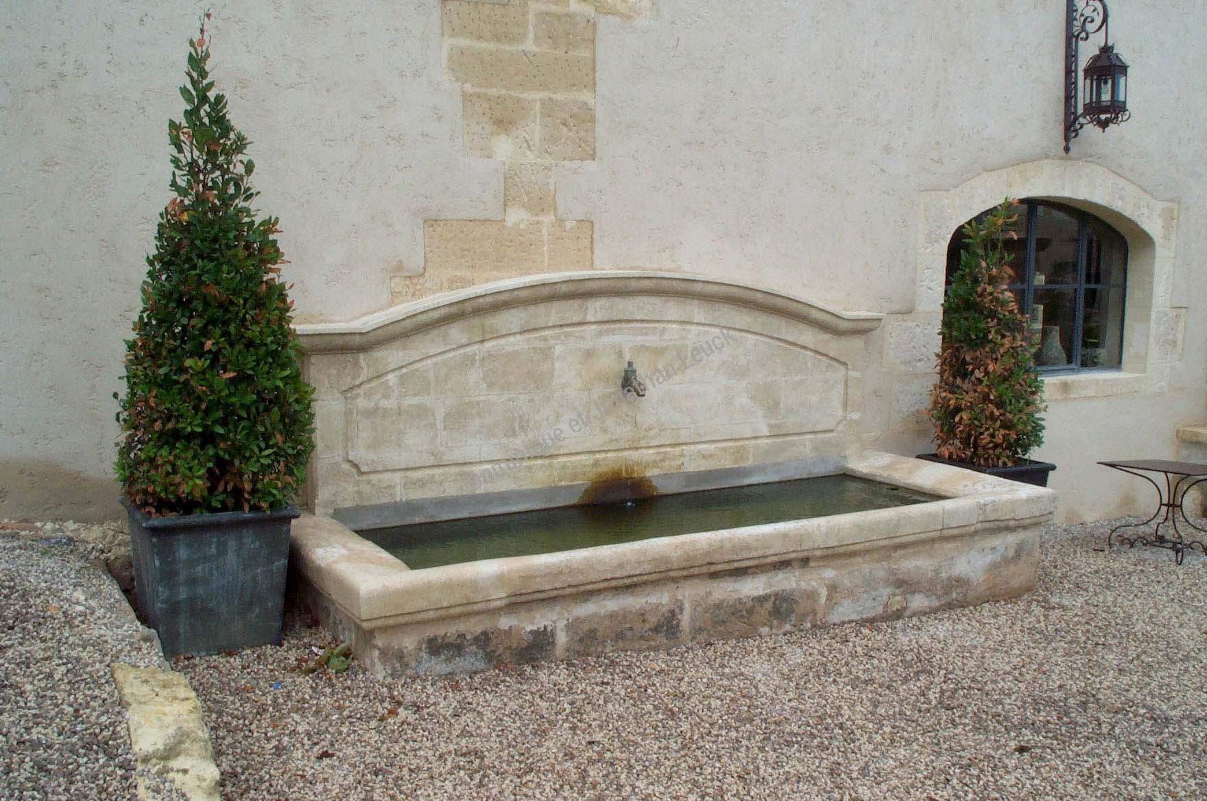 Bassin type lavoir en pierre de Fontvieille