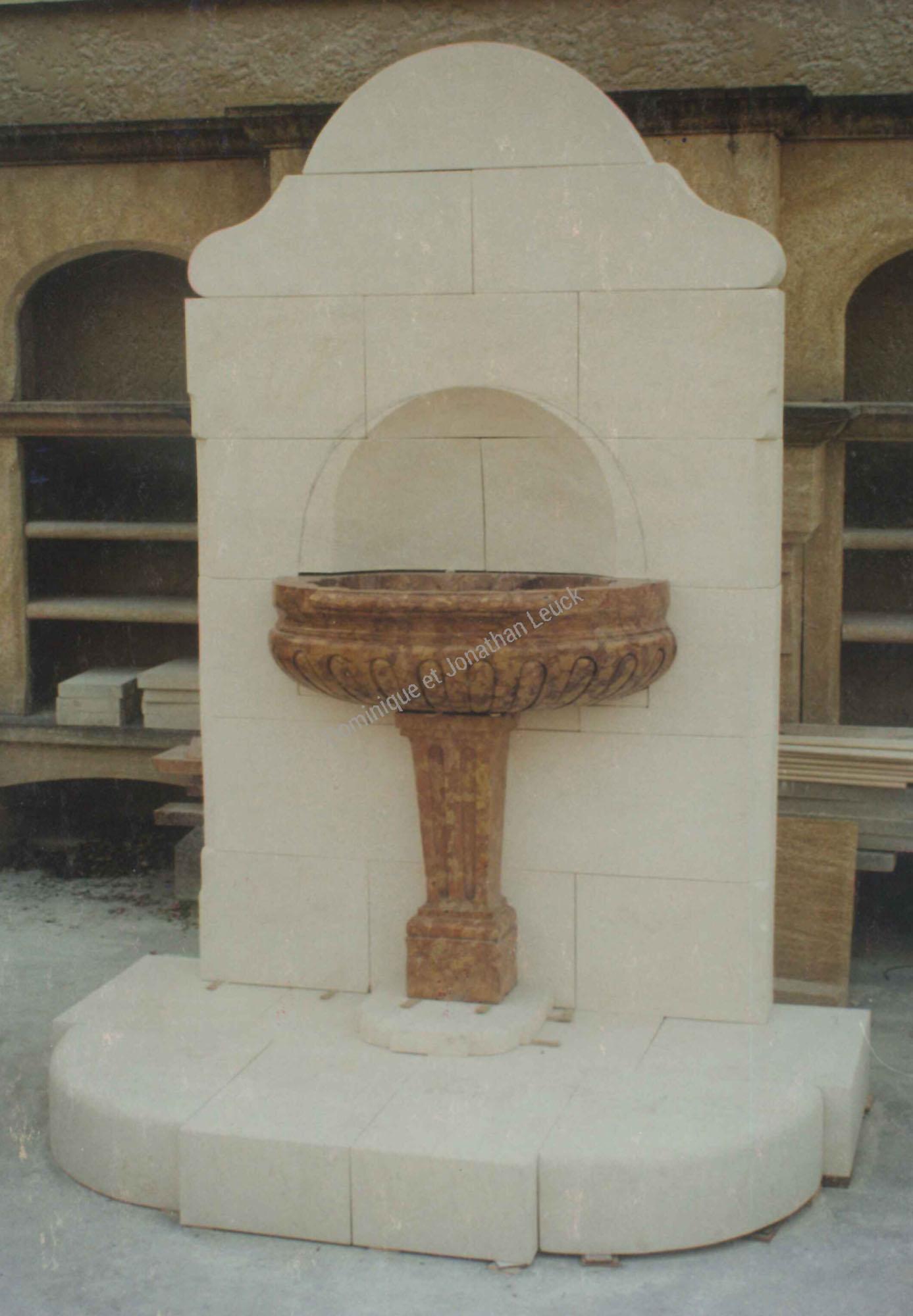 Fontaine murale en pierre d'Estaillades