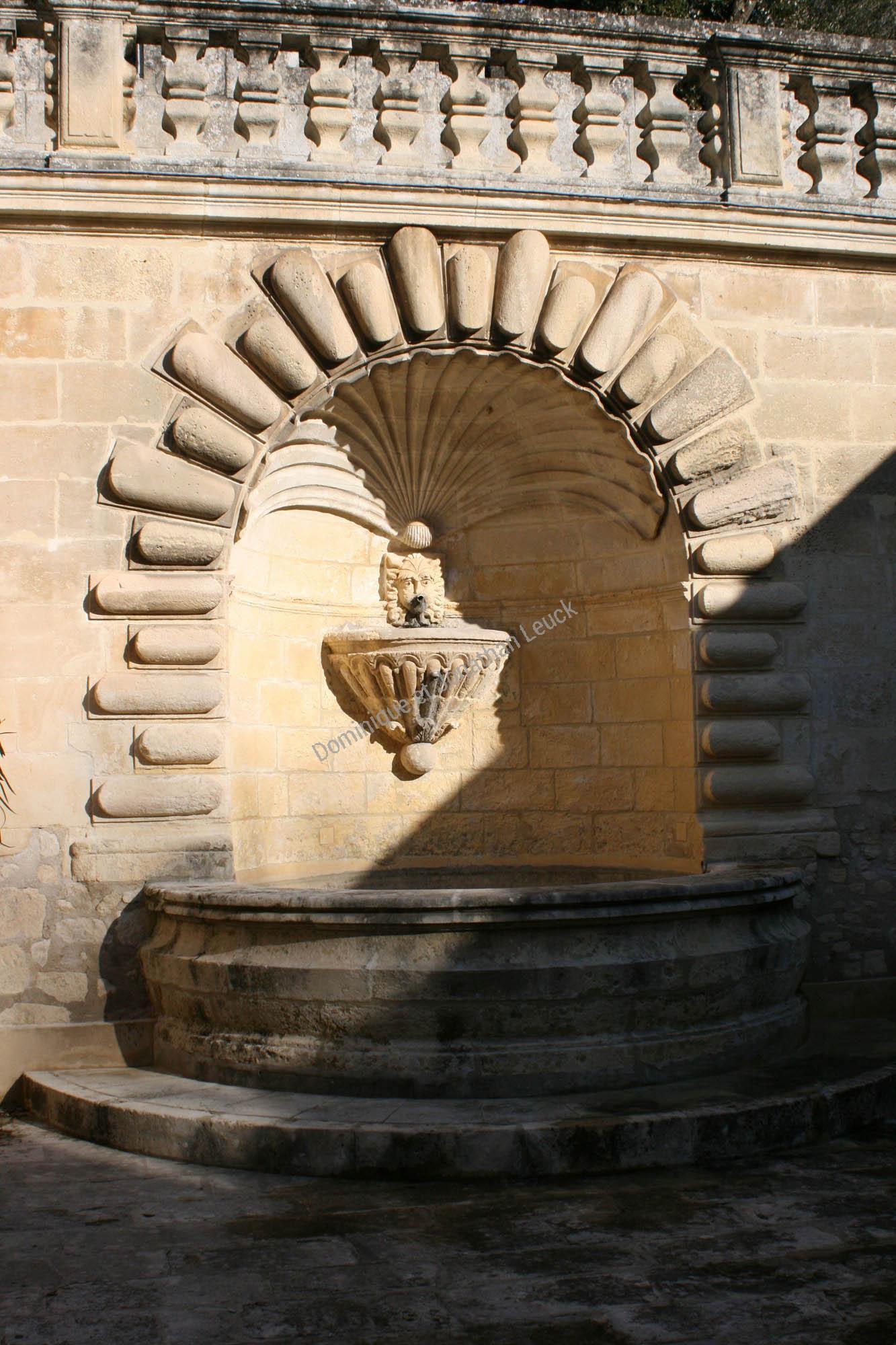Restauration d'une fontaine près de Saint-Etienne-du Grès