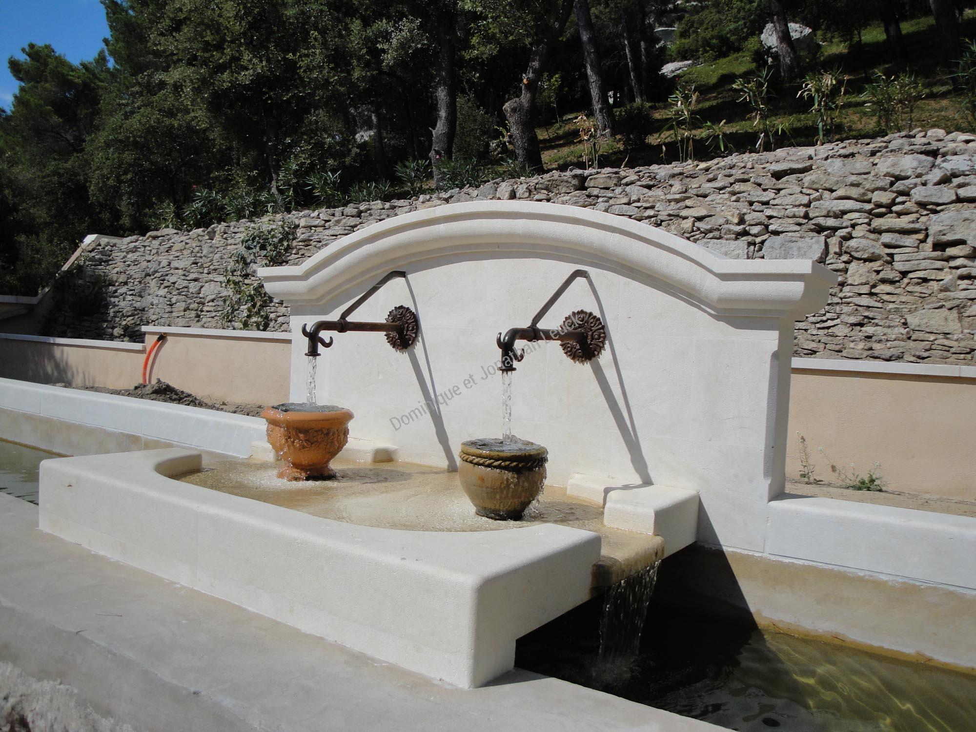 Fontaine à sources en pierre d'Estaillades