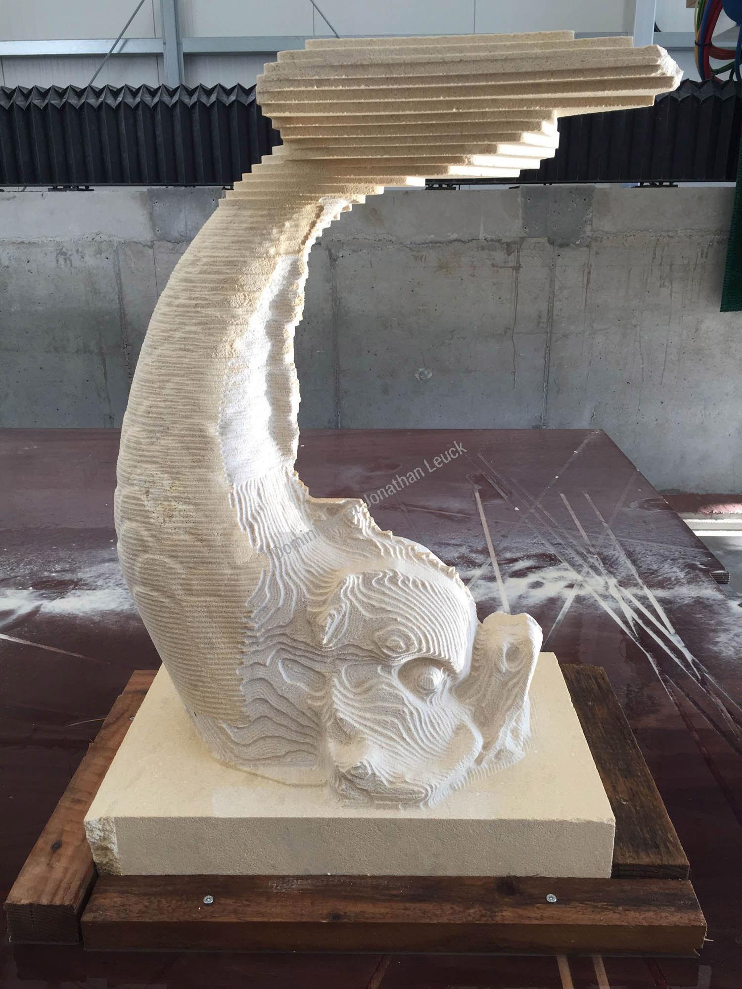 Sculpture d'un dauphin en pierre blanche d'Estaillades