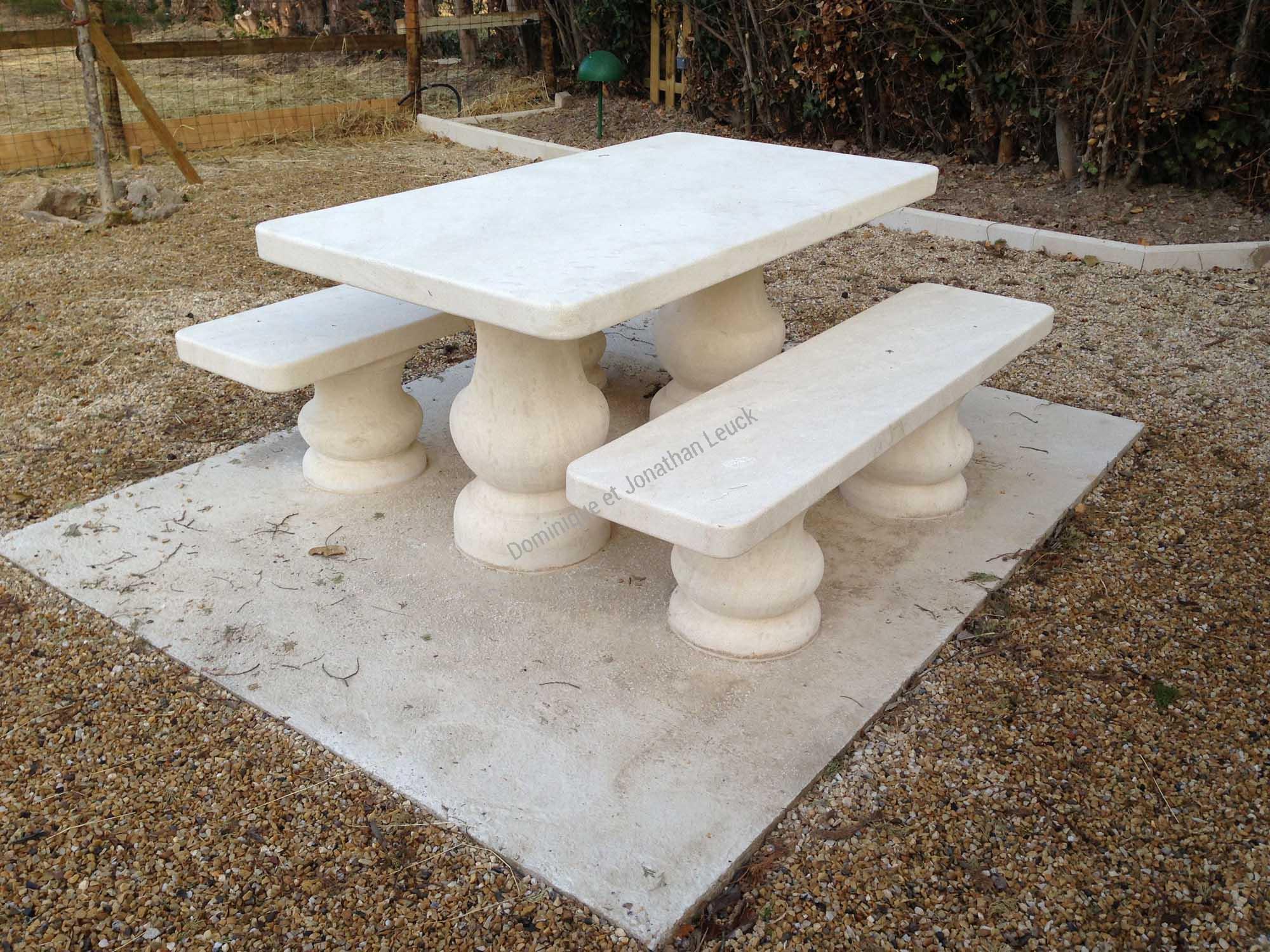 Tables avec bancs en pierre