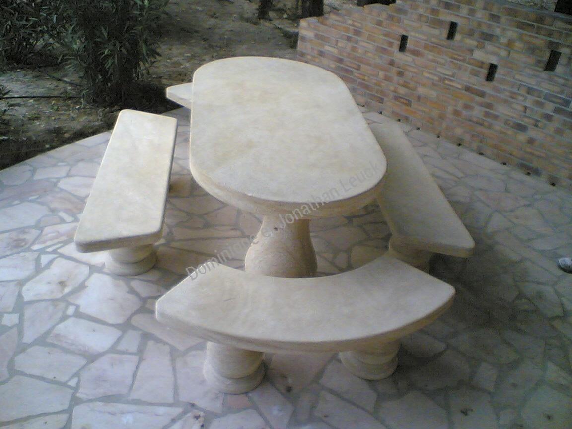 Tables avec bancs en pierre